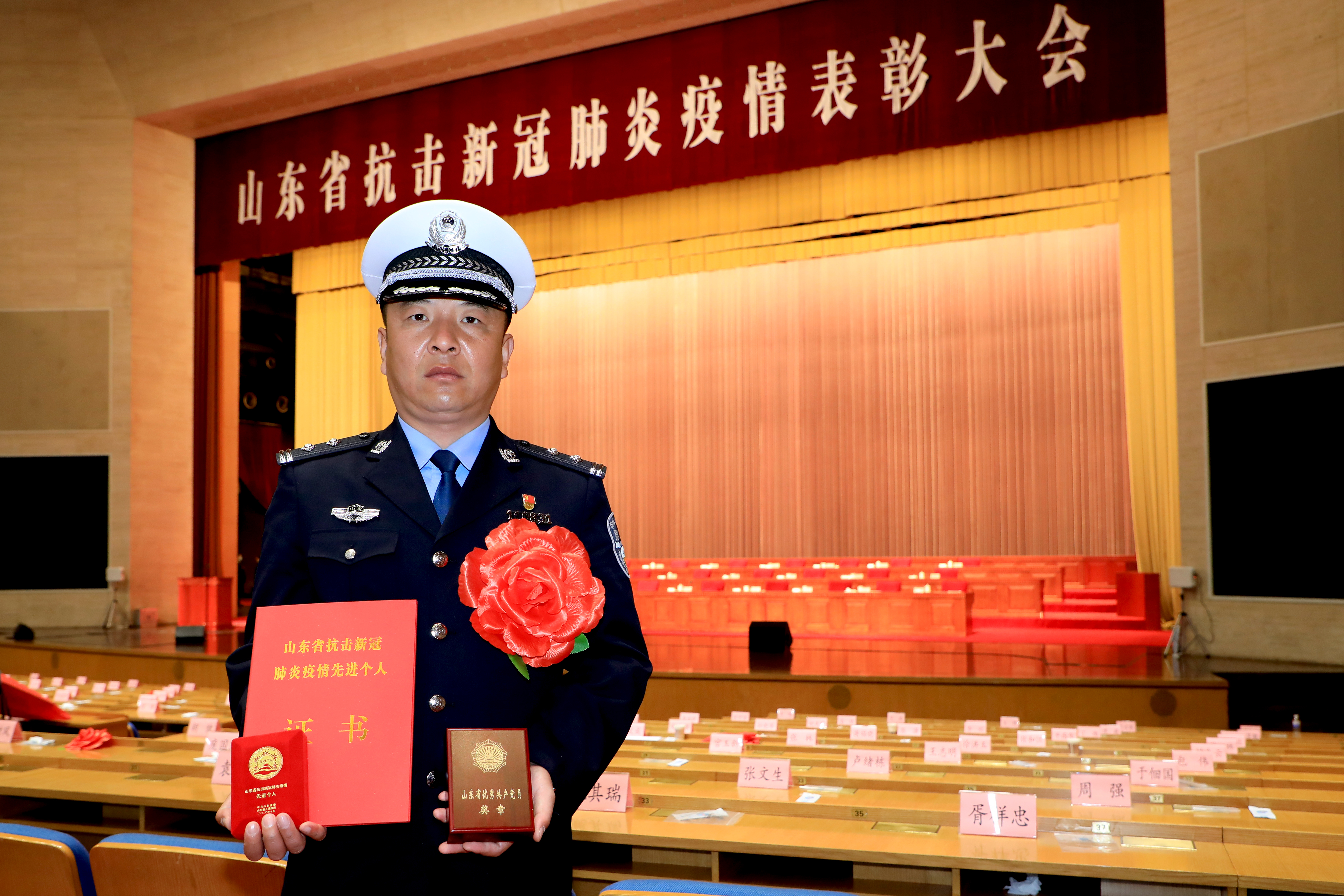 包含沙尔克后卫防线坚不可摧，保持不败战绩的词条