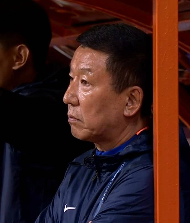 包含紧急换帅令球队赛事路途蒙上阴影的词条