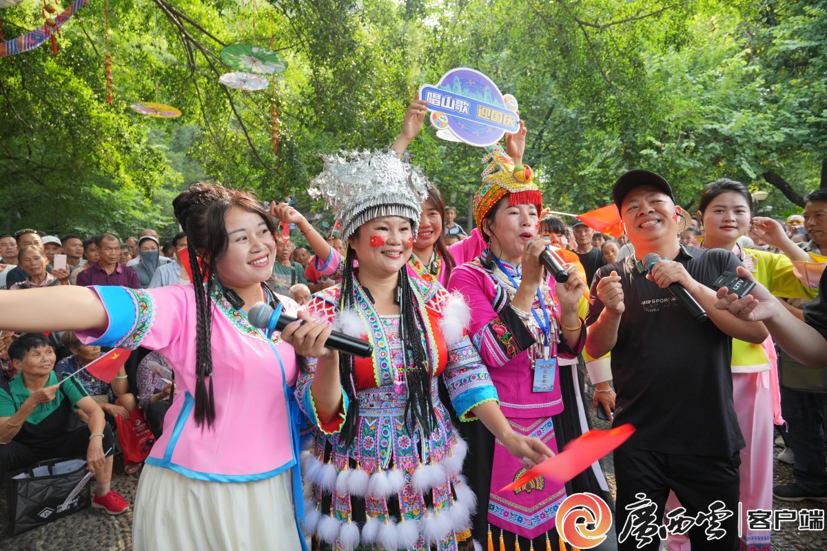 精彩比赛现场观众热情高涨，呼声四起