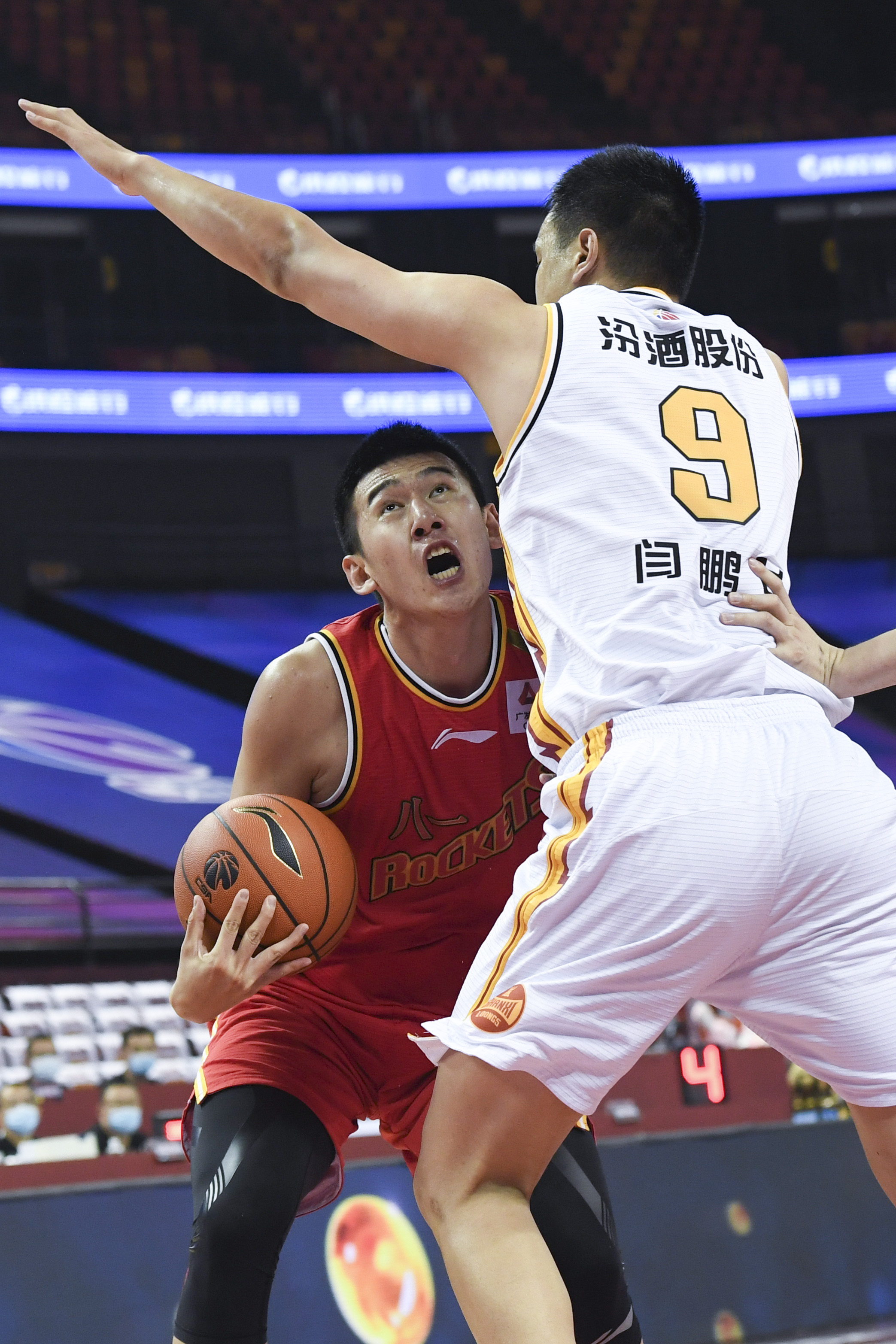 篮球杯赛复赛连番惊险，球员体能耗费大