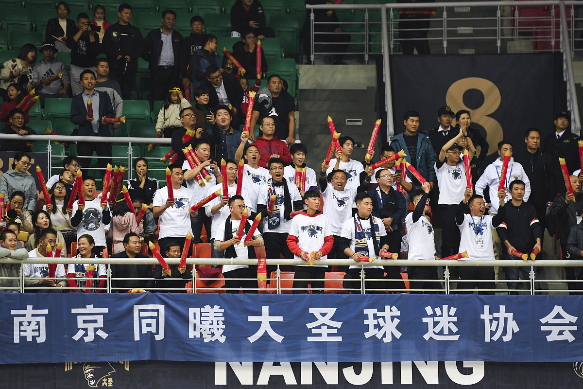 比赛中双方你来我往战况激烈