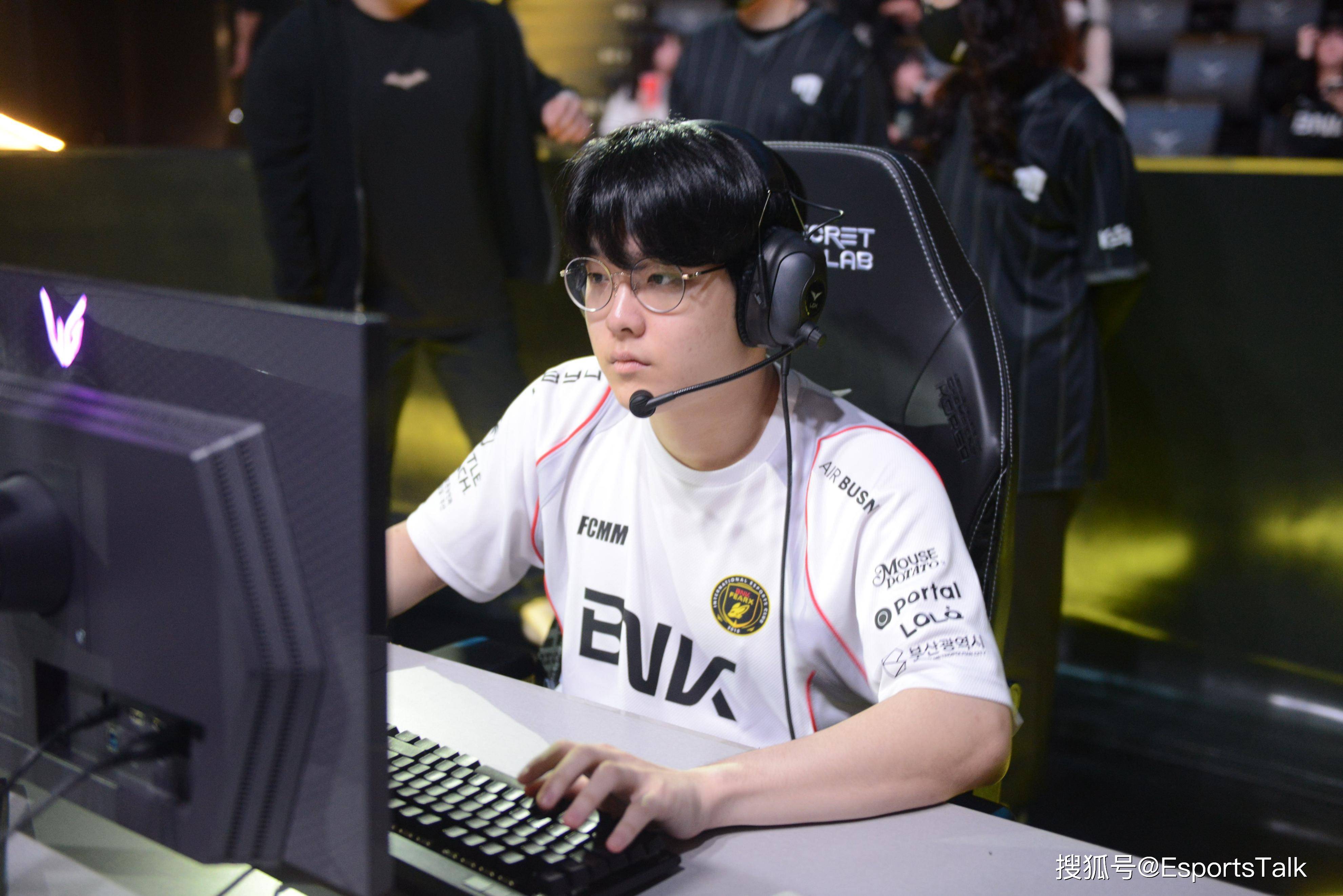 T1绝杀CLG,CoreJJ关键团战开团秒人激烈交锋半决赛,锁定晋级资格 T1绝杀CLG,CoreJJ关键团战开团秒人激烈交锋半决赛,锁定晋级资格