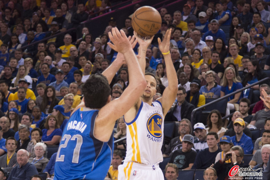 开云体育APP下载-勇士逆转小牛，保持新赛季主场不败纪录