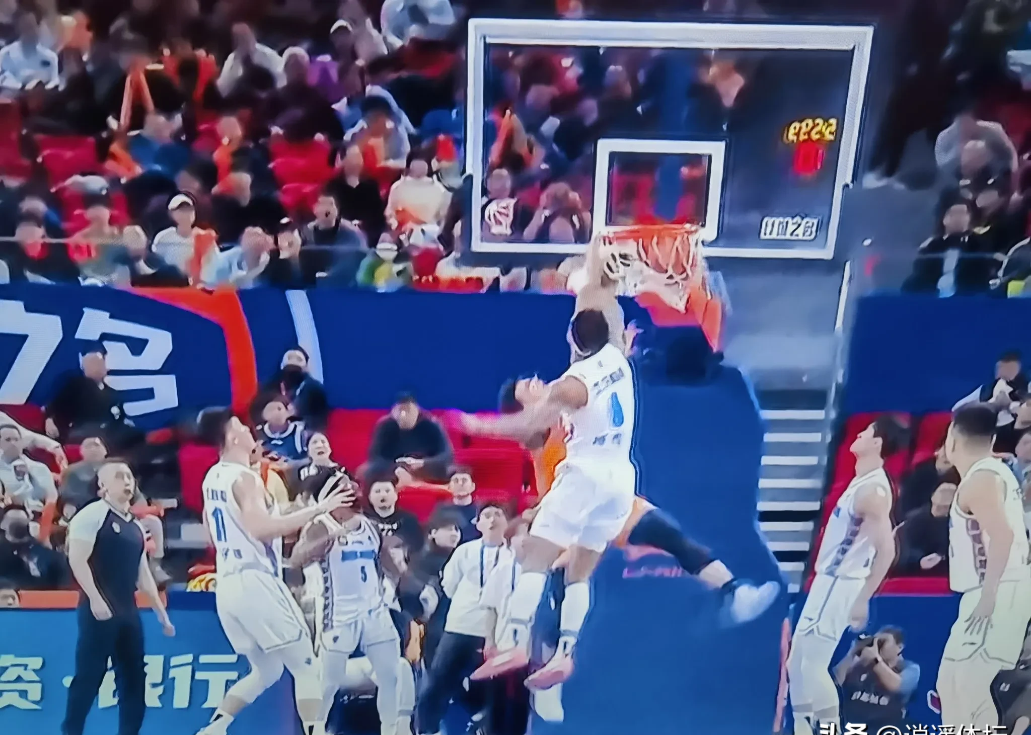 锦上添花的进球瞬间！球场角逐燃爆全场观众