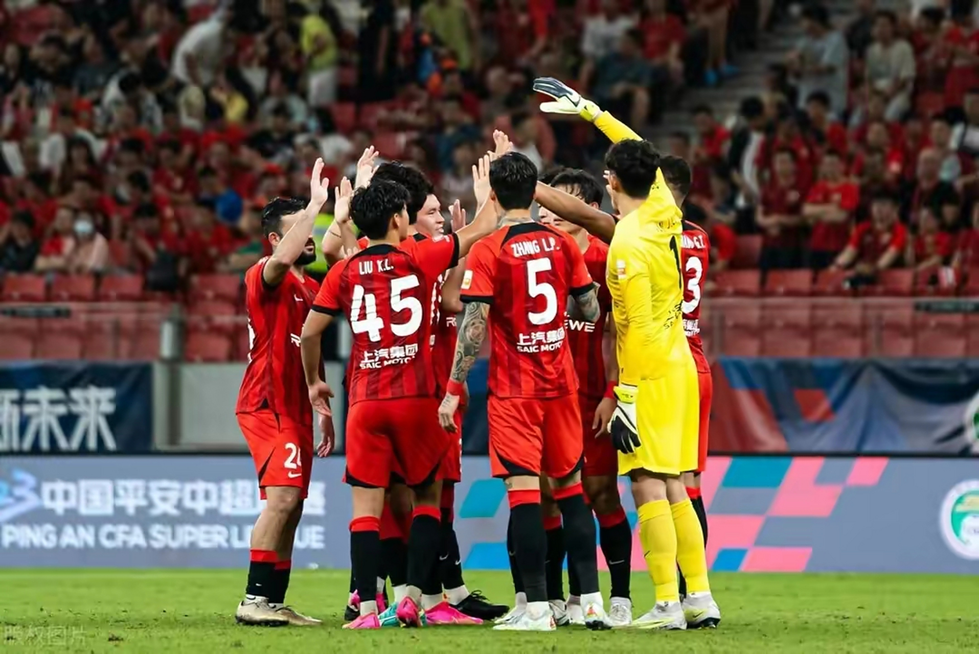 球队在赛场上获得宝贵的胜利 球队在赛场上获得宝贵的胜利