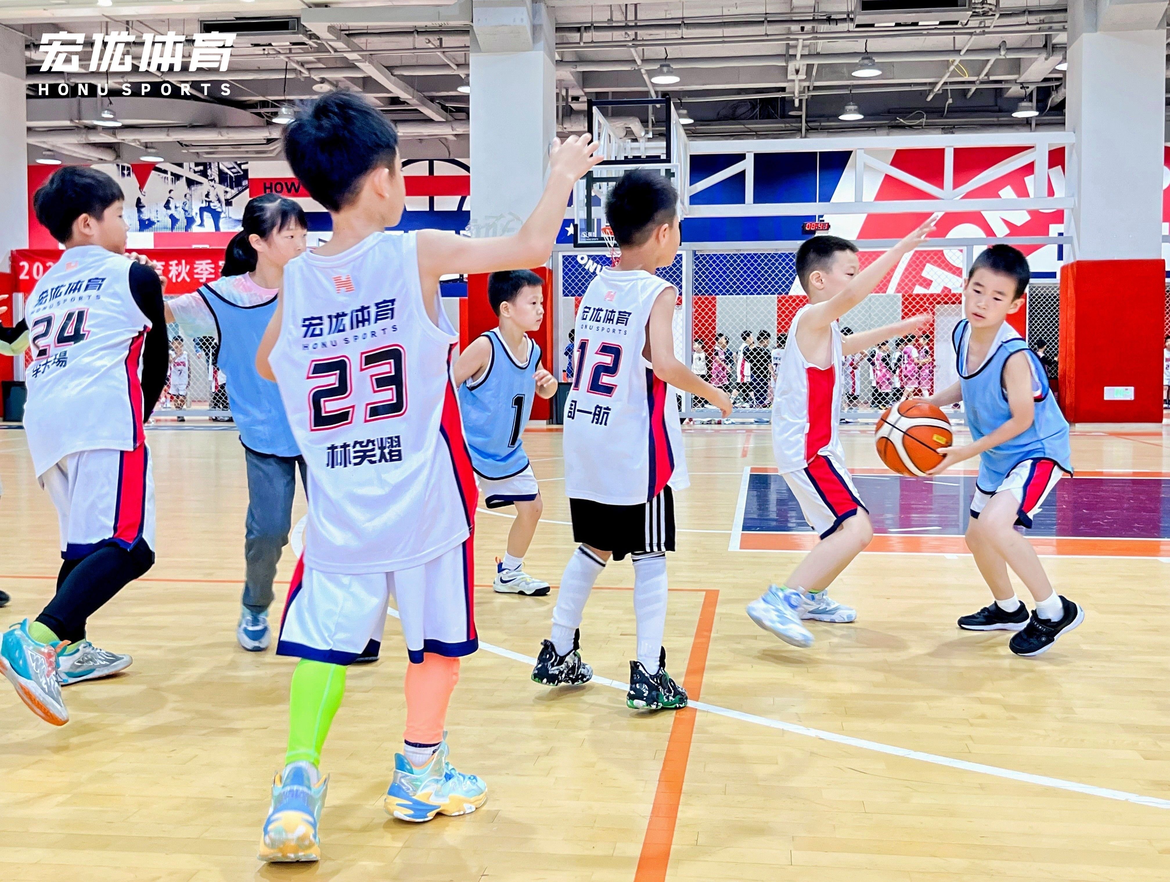 热血篮球激情迸发，球场内外热闹非凡