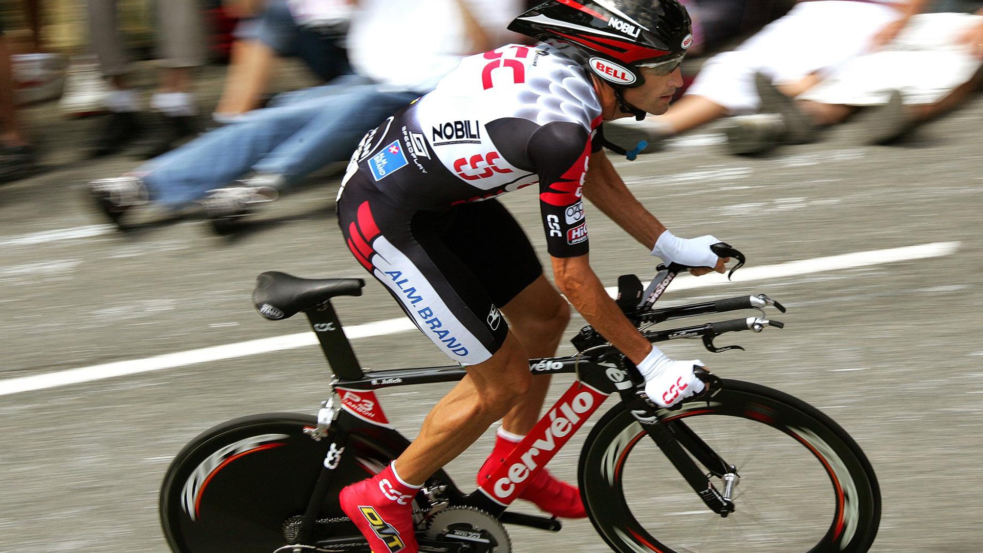 绿茵启示录，当亚欧足球在时空裂缝中交换倒影