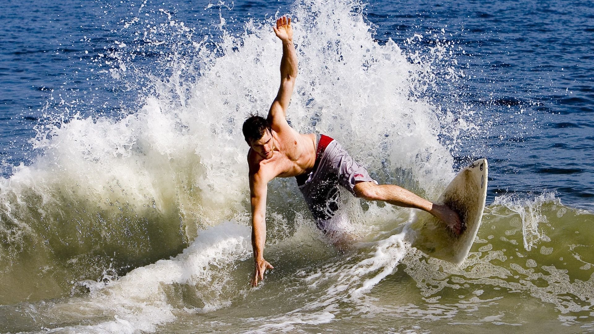 教科书般的进站博弈,维斯塔潘高光时刻,雷诺轻取红牛背后的唯一性胜利